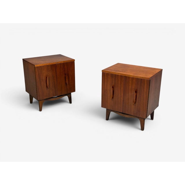 Young Manufacturing, Mid-Century Modern, Nightstands or Bedside Tables, Walnut, USA, 1960s A pair of modernist nightstands...