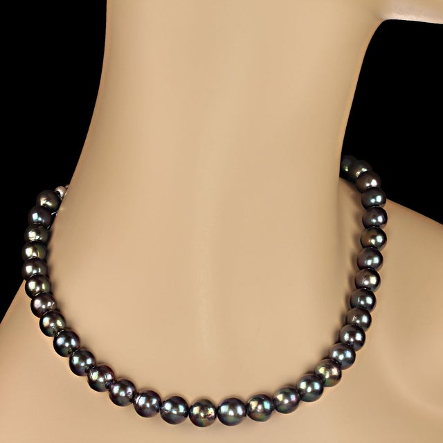 2020s Iridescent Deep Blue/Green 10mm Pearl Necklace For Sale - Image 5 of 6