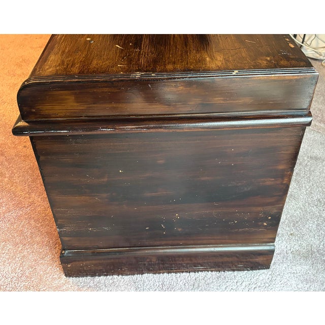 Vintage “Cedarstor” White Cedar Hope Chest – Richmond Cedar Works, Norfolk, Va – Circa 1930s–40s For Sale In Los Angeles - Image 6 of 7