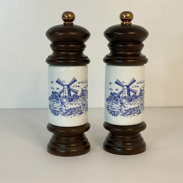 Blue Mid-Century Delft Ceramic and Wood Salt & Pepper Mills - Set of 2. For Sale - Image 8 of 8