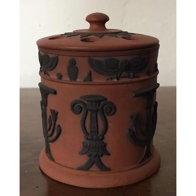 English 1810 English Regency Wedgwood Egyptian Revival Rosso Antico Quill Pen Holder for Inkwell For Sale - Image 3 of 11