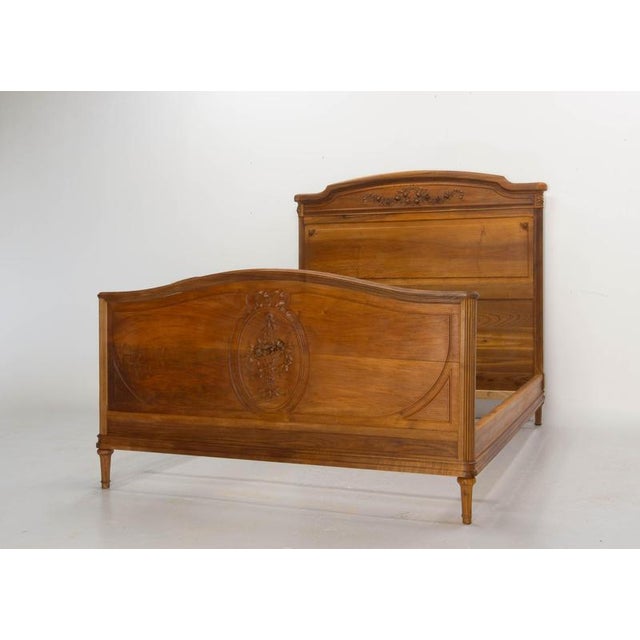 Carved walnut bed in the Louis XVI style, circa 1900 — Full size A Louis XVI-style walnut bed from around 1900, featuring...