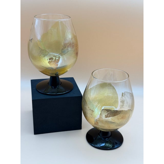1980s 1983 Randy Strong Signed Gold Leaf Art Glass Brandy Snifters – Pair For Sale - Image 5 of 9