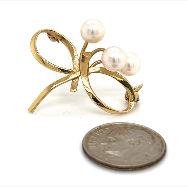 White 1990s Mikimoto Estate Akoya Pearl Brooch Pin 14k Gold For Sale - Image 8 of 10