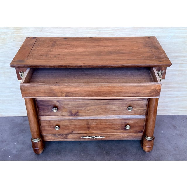 Early 19th Century 1830s French Empire Walnut Chest with Four Drawers and Gilded Edges, Commode For Sale - Image 5 of 18