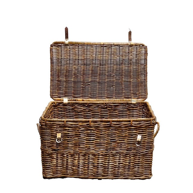 Woven wicker trunk, an object that conveys an immediate sense of craftsmanship and warmth of times gone by. Made of woven...
