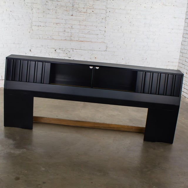 Wood Mid-20th Century MCM King Size Bookcase Headboard by Sligh Furniture Cross Country Line With Black Painted Frame For Sale - Image 7 of 18