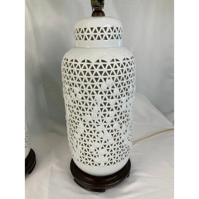 Pair of Vintage Blanc De Chine Reticulated Porcelain Chinoise Lamps Hollywood Regency For Sale - Image 11 of 17