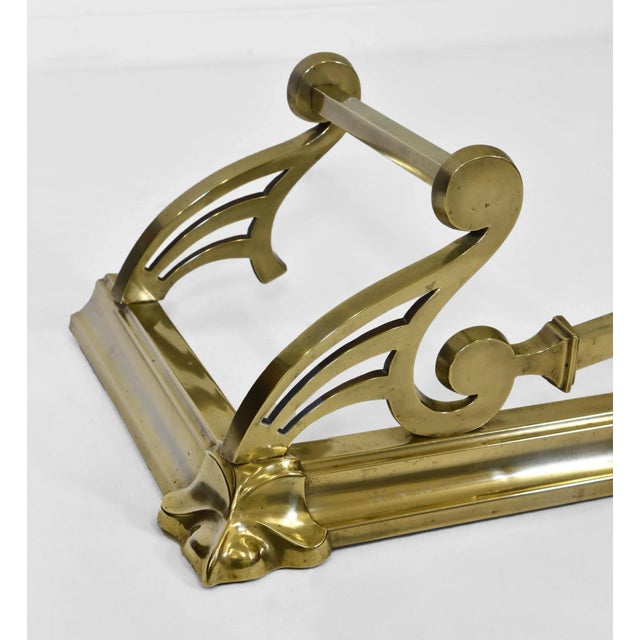 An Edwardian Art Nouveau brass fireplace fender. Circa 1900. The fender is structurally solid and in very good condition,...