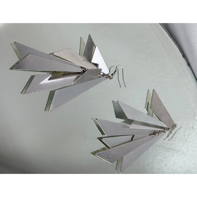 Late 20th Century Late 20th Century Pair of Contemporary Chandelier Earrings With Elongated Silver Geometric Fringe For Sale - Image 5 of 7