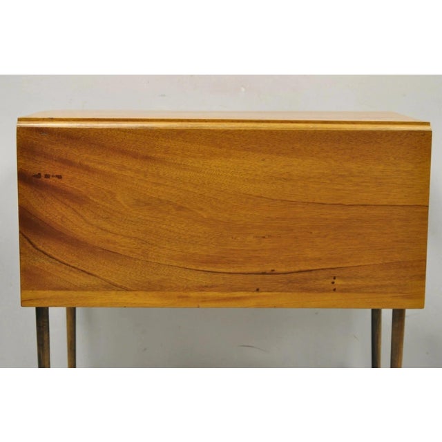 Traditional Antique American Colonial Cherry Wood Slender Leg Pembroke Lamp Side End Table For Sale - Image 3 of 12