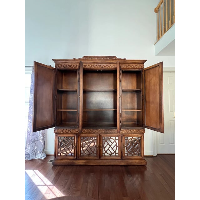 Late 20th Century Chinese Chippendale Chinoiserie Style Lighted China Cabinet With Pagoda Top and Mirrored Doors For Sale In Washington DC - Image 6 of 12