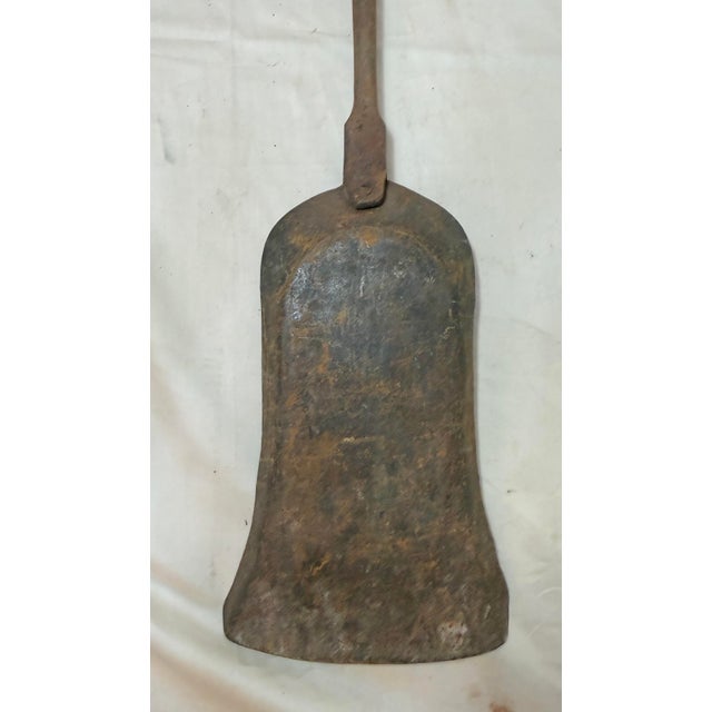 Antique 18th Century Wrought Iron Turned Brass English Fireplace Shovel Tool 14 For Sale In New York - Image 6 of 12