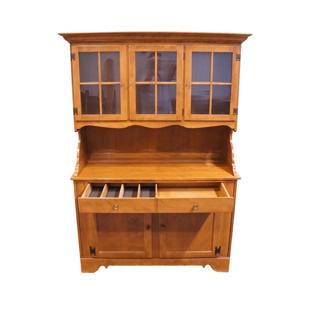 Brown Ethan Allen Heirloom Nutmeg Maple Colonial Early American 47" Buffet W. China Hutch 10-6018 / 10-6036 For Sale - Image 8 of 18