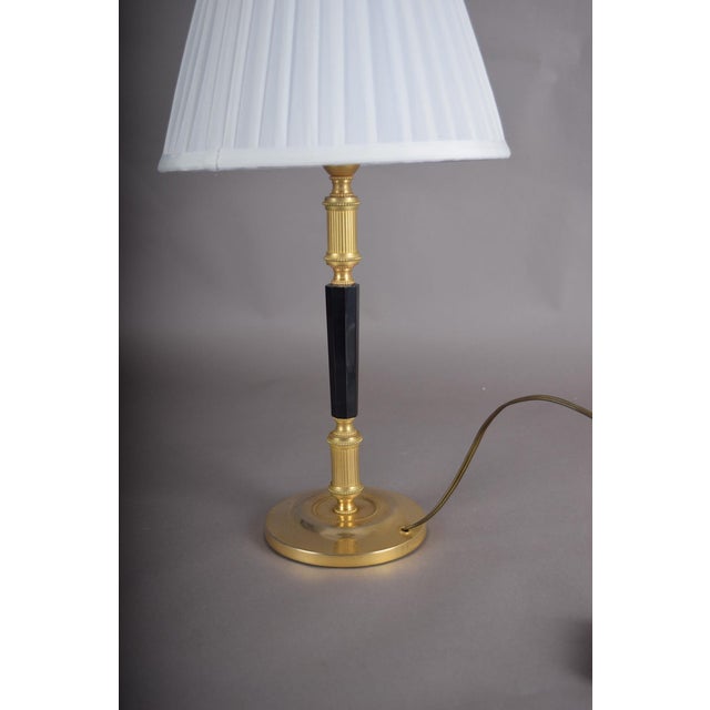 Mid-Century Hollywood Regency Brass and Black Column Desk Lamp with Fluted Gilt Accents, Europe, 1950s For Sale - Image 4 of 11