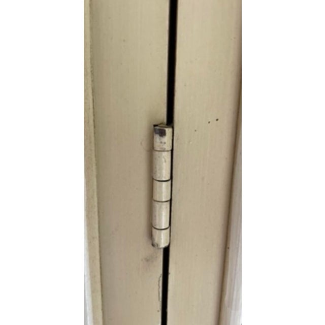 Cream Late 20th Century Pair of Drexel Heritage Et Cetera Corner Cabinets in Cream Glaze With Hand-Painted Scrollwork For Sale - Image 8 of 12