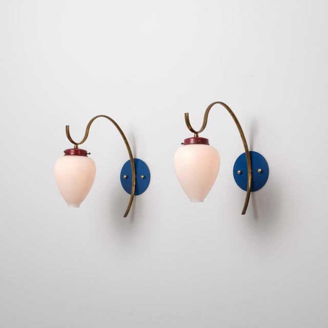 Pair of italian wall sconces dating from the 1950s, characterized by a sculptural composition and a distinctive...