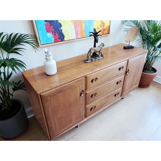 Brown Mid-Century Windsor Sideboard in Elm by Lucian Ercolani for Ercol, 1960s For Sale - Image 8 of 18