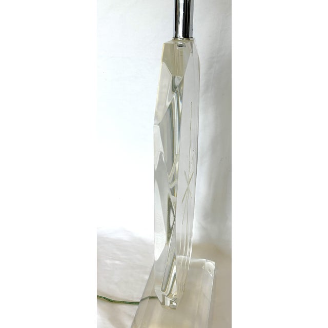 Transparent Vintage Lucite Gem Edge Faceted Table Lamp With Starburst Etching For Sale - Image 8 of 16