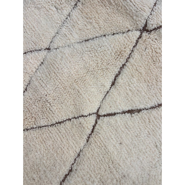 Mid-Century Modern Handwoven Moroccan Beni Ouarain Rug in Natural Wool with Diamond Pattern, 2010s For Sale - Image 3 of 12