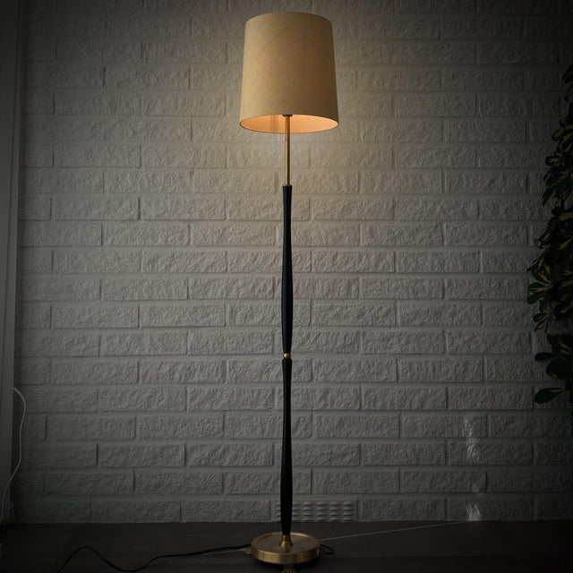 An elegant Swedish mid-century table lamp produced by Upsala Armaturfabrik in the 1960s. It features a sculptural pillar...