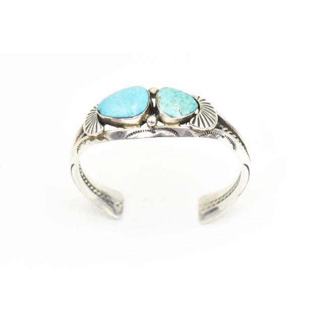 Late 20th Century Southwestern Navajo Turquoise and Sterling Silver Cuff Bracelet by Delbert Chatter For Sale In Miami - Image 6 of 11