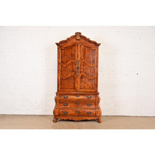 1980s Henredon French Provincial Louis XV Carved Walnut Bombe Form Lighted Bar Cabinet For Sale - Image 17 of 17