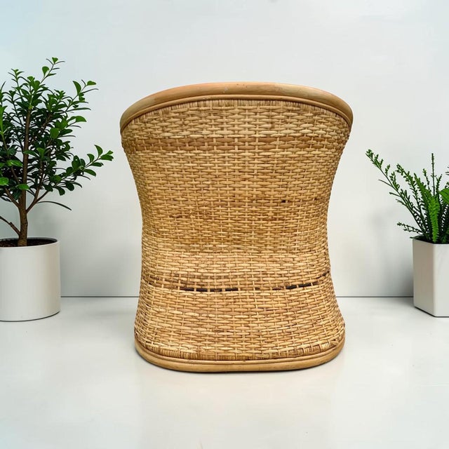 1980s vintage woven wicker rattan barrel chair. This is a beautiful accent chair with an organic colored wicker and rattan...