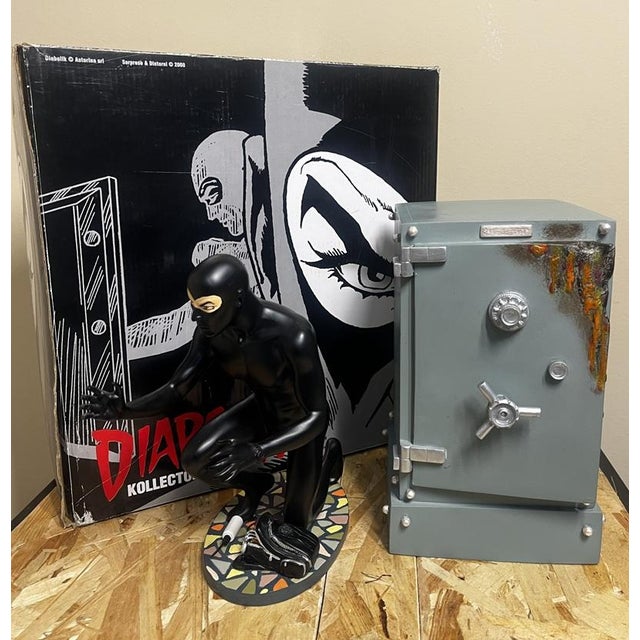 Black Diabolik with Safe Collectible Resin Figures by Astorina, Set of 2 For Sale - Image 8 of 11