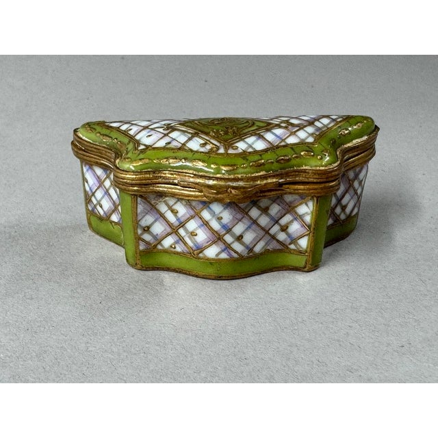 Neoclassical 1860 Sèvres Neoclassical Green Gold Porcelain Box For Sale - Image 3 of 9