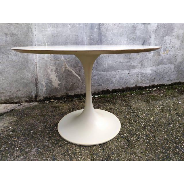 Vintage tulip foot table, white laminate tray braked field. Resin foot. Knoll spirit