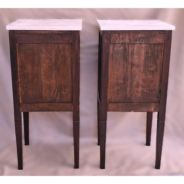 1910s Pair of English Mahogany Nightstands With Carved Floral Doors & Stone Tops For Sale - Image 17 of 18