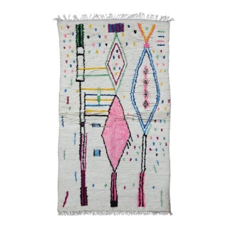 Modern Moroccan Wool Rug - 8.4 X 4.8 Ft For Sale