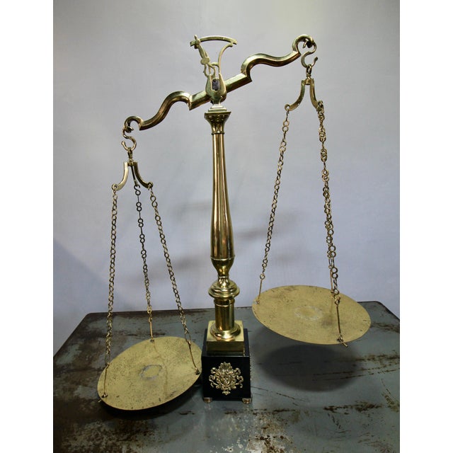 Grand-sized brass scale. Likely dating from the late 19th century, and made in a late Victorian style. Functioning...