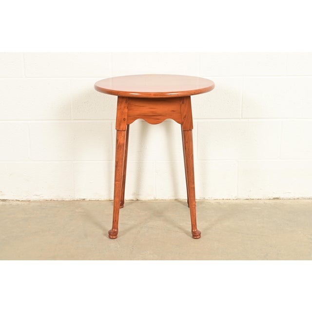 American Ethan Allen Style Queen Anne Solid Walnut Tea Table or Occasional Side Table For Sale - Image 3 of 9
