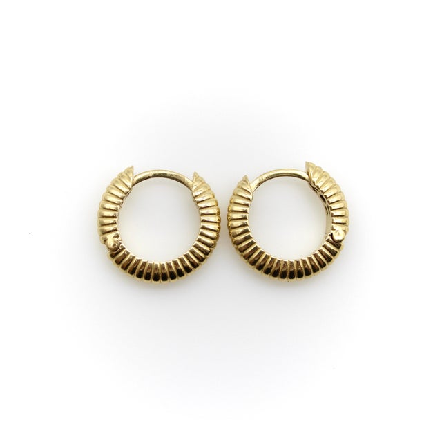 Vintage 14k Gold Ribbed Hoop Earrings, Pair For Sale - Image 4 of 9