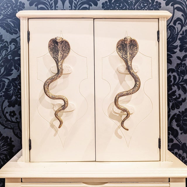 Hollywood Regency Vintage White Cocktail Cabinet or Dry Bar For Sale - Image 3 of 12