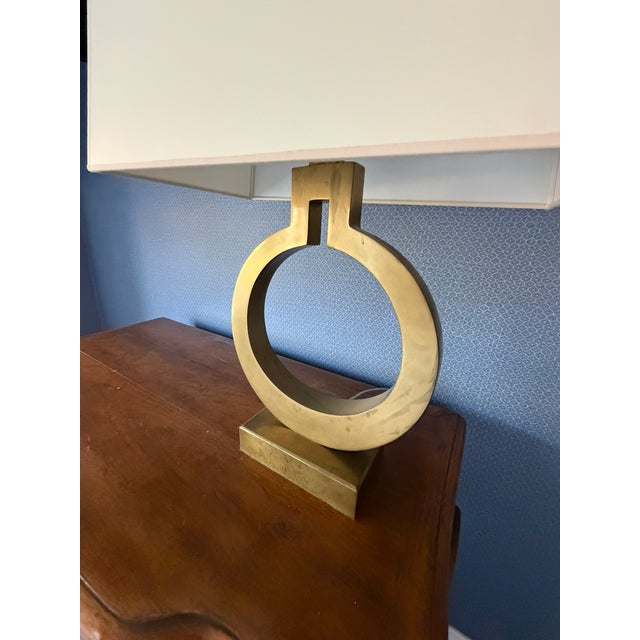 Gregorius Pineo Pair of Gregorius Pineo Circular Base Table Lamps – Holly Hunt Provenance – Sculptural Brass Modernism For Sale - Image 4 of 8
