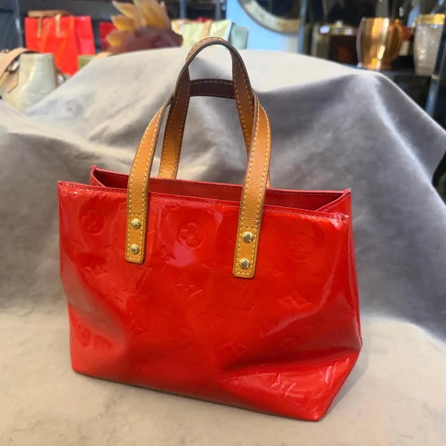 A 2004 Louis Vuitton Red Vernis Patent Leather and Vachetta Reade Hand-Bag For Sale - Image 10 of 18
