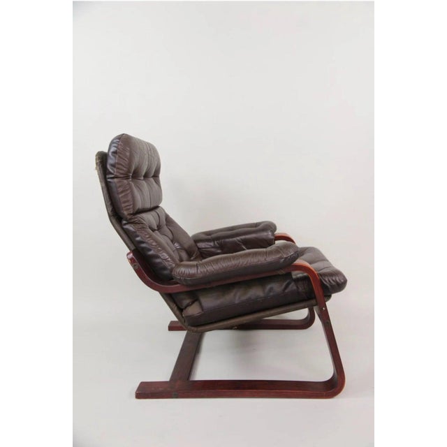 1970s Cantilevered Tufted Leather Lounge Chair | Scandinavian Modern | Rosewood-Toned Bentwood Frame | C. 1970s For Sale - Image 5 of 10