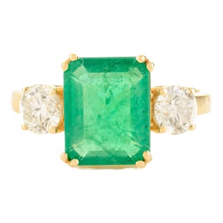 14k Solid Gold Three Stone Double Prong Set Emerald Ring Size 6 For Sale