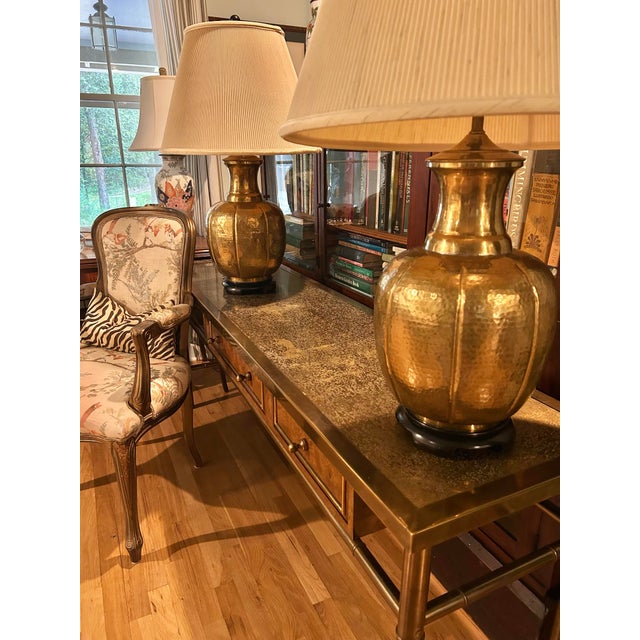 This pair of vintage Paul Hanson hammered brass table lamps, crafted in the United States circa 1960. The ginger jar style...