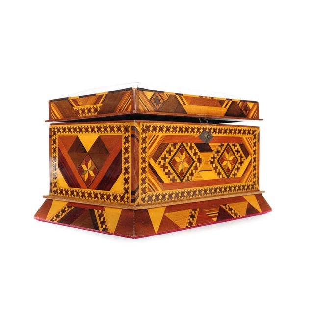 Vintage wooden Jewelry Box w/Beautiful Geometrical Design inlaid A beautiful piece that will add to your décor!