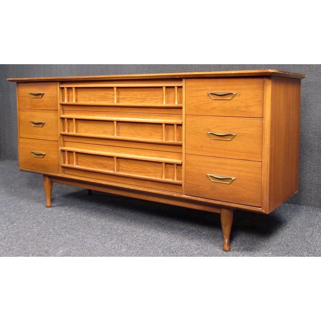 1970s 1970s Vintage Modern Walnut Credenza by Forward Furniture Unagusta For Sale - Image 5 of 12