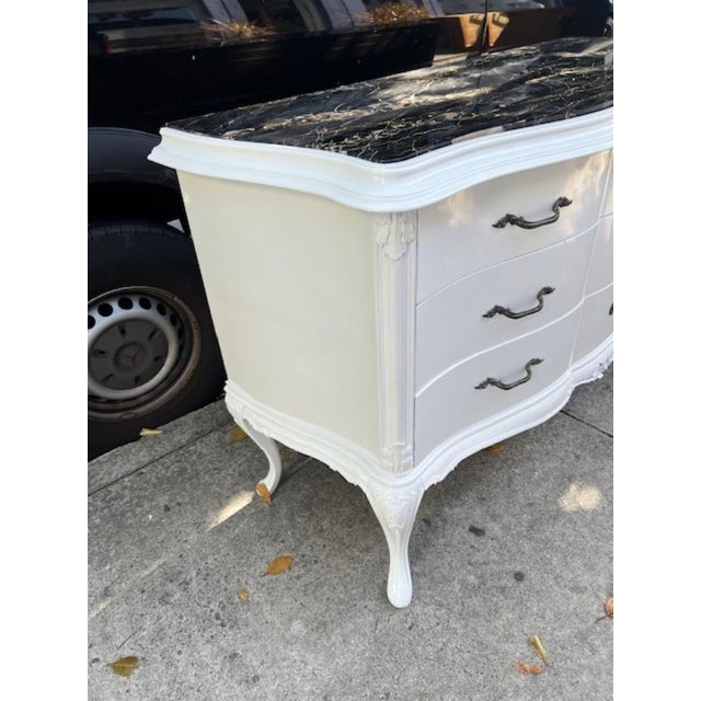 1970s Large Marble Top White Lacquer French Style Commode. For Sale - Image 4 of 7