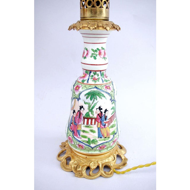 - Pair of bulged lamps with tight necks in white Bayeux porcelain and a polychrome Canton Chinese decor - A cartouche on...