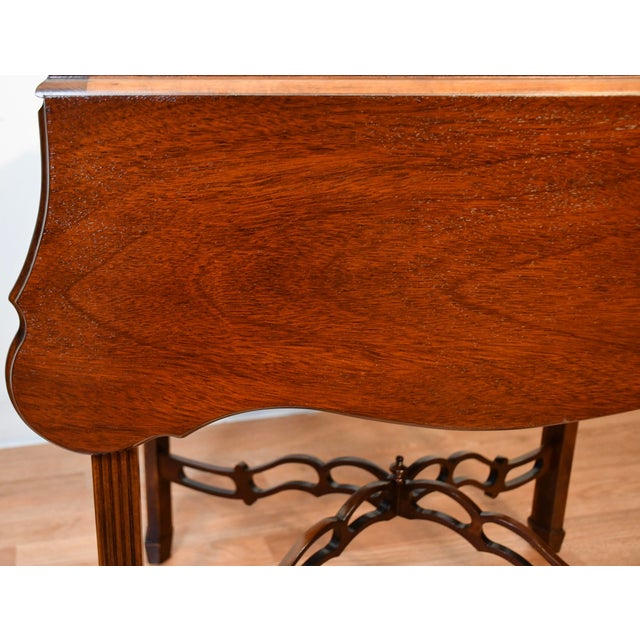 1950s English Chippendale Mahogany Drop-Leaf Side / Pembroke Table For Sale - Image 6 of 17