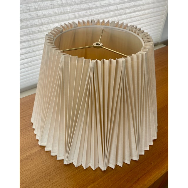 Mid-Century Modern Mid-20th Century Stiffel Alternating Inverted Knife Pleated Linen Lamp Shade For Sale - Image 3 of 10
