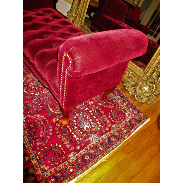 1980s Vintage Queen Ann Ottoman Red Velvet Tufted Entryway / End of Bed Couch Settee For Sale - Image 5 of 10