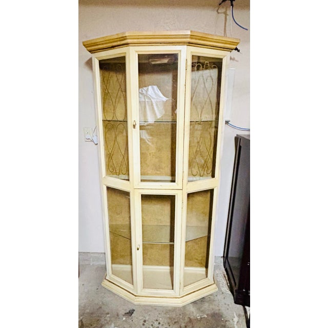 Vintage 1970’s six glass panel, two with gold scrolling, curio / display cabinet, in an antique cream finish with gold...